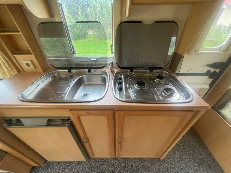 Täielikult varustatud köök - Elddis Corona haagissuvila rentida pliidi, külmiku ja valamuga