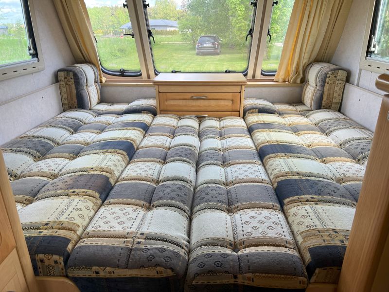 Elddis Corona haagissuvila sisevaade avatud voodiga magamiseks