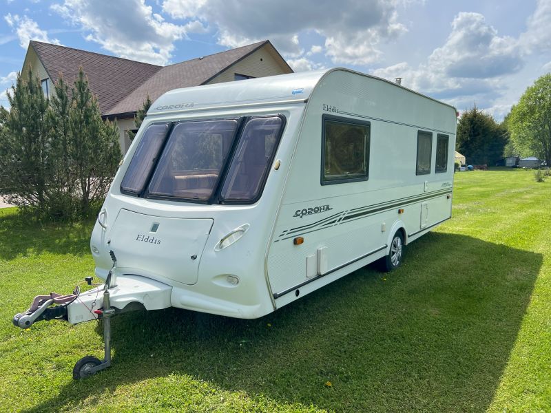 Elddis Corona haagissuvila välivaade eest vasakult Tartus rentimiseks